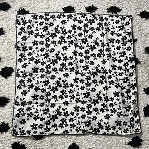 Floral Black and White Scarf No brand 27x27